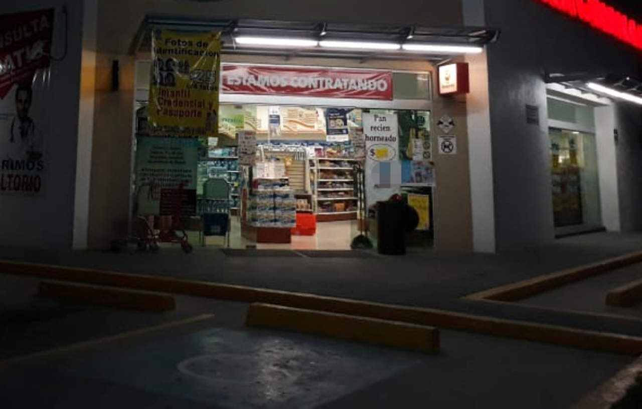 Roban con violencia farmacia en Torreón Residencial