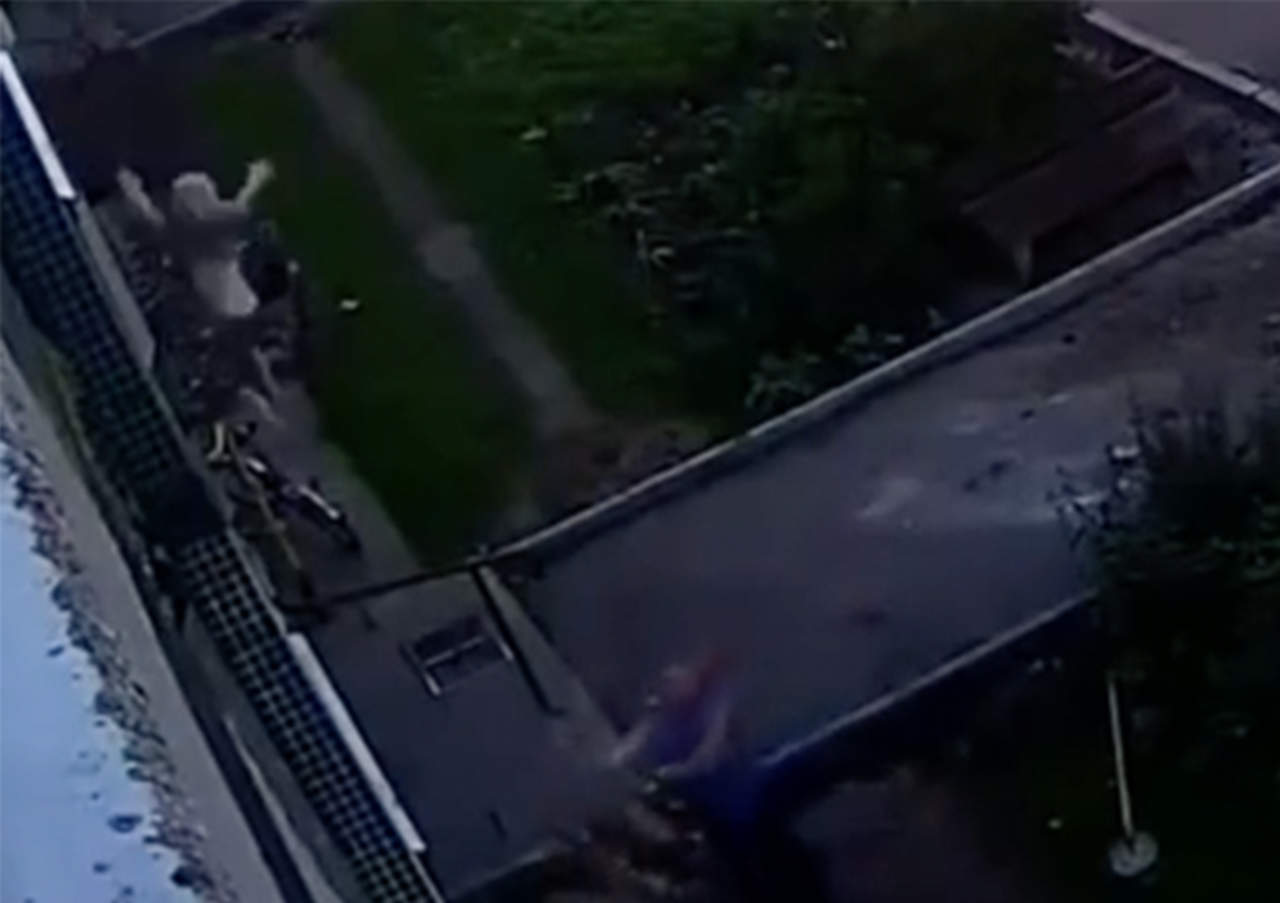VIDEO: Obreros salvan a bebé que cayó desde ventana