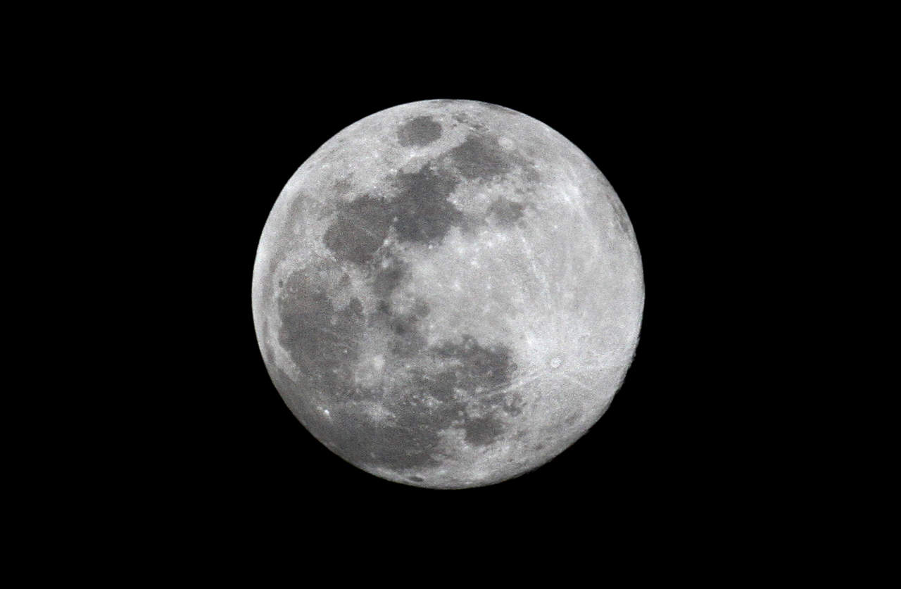 La Luna, el romance eterno con la Tierra