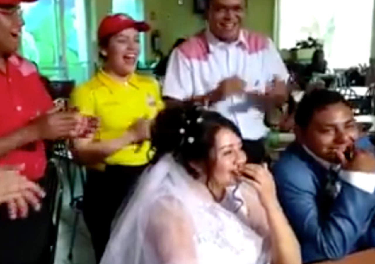 VIRAL: Celebran su boda en un popular restaurante de pollos
