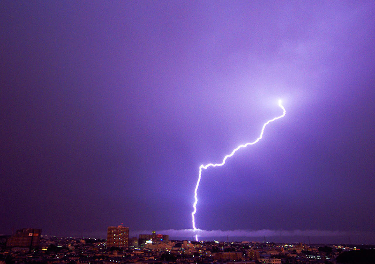 VIDEO: Graba tormenta desde ventana y un rayo impacta su celular