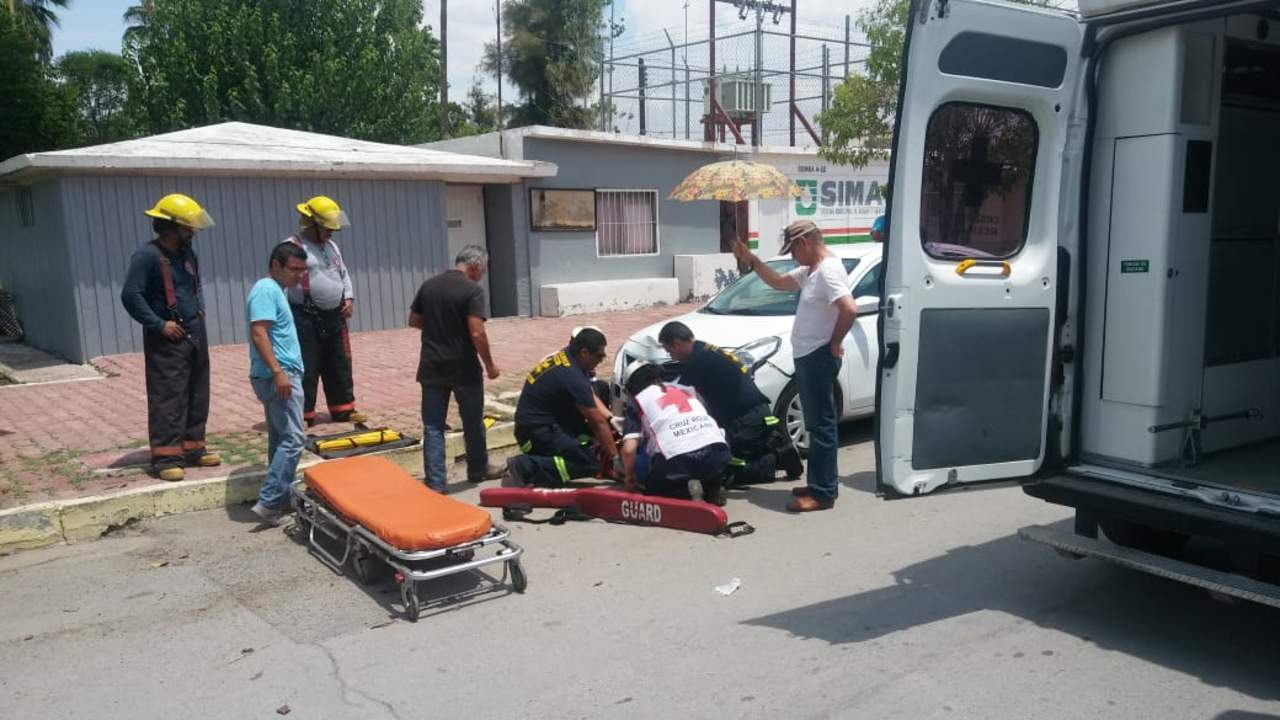 Mujer termina prensada entre dos vehículos en la Nuevo Torreón