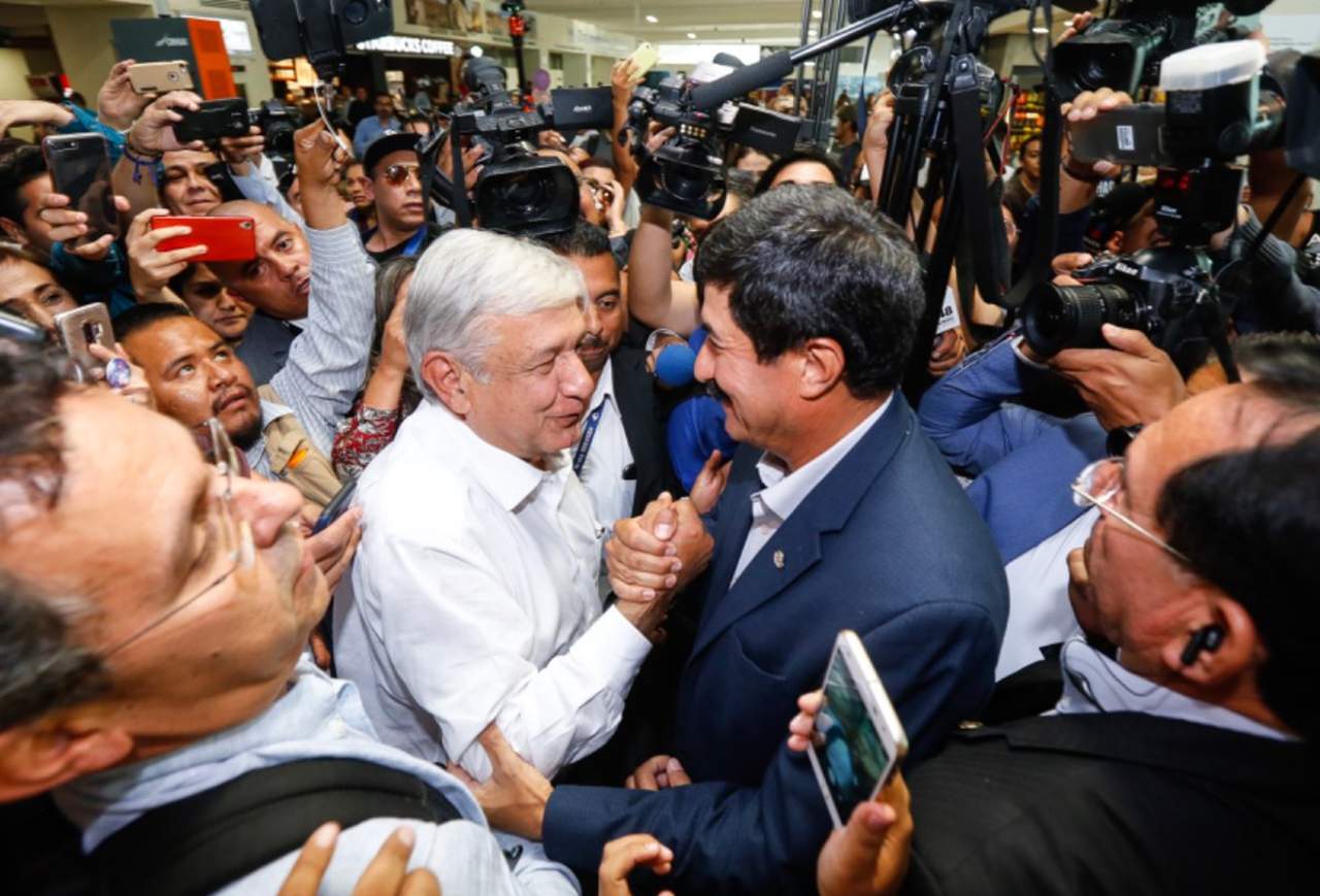 Corral recibe a AMLO en el Aeropuerto de Ciudad Juárez