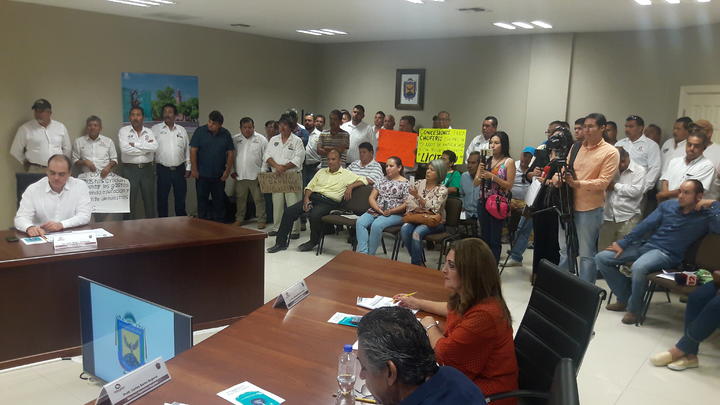 Protestan choferes de taxi en plena sesión de Cabildo en Piedras Negras