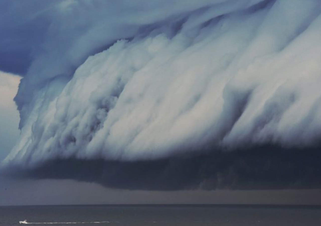 VIDEO: El impresionante tsunami de nubes