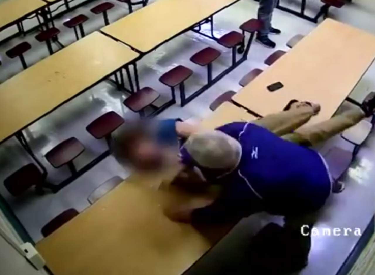 Captan en video ataque de maestro a un alumno