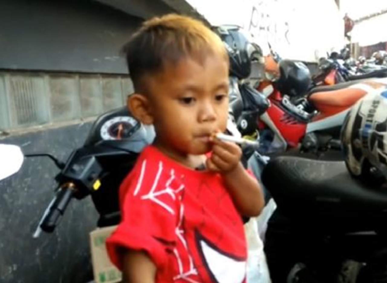 Niño de 2 años supuestamente ya fuma 40 cigarros al día