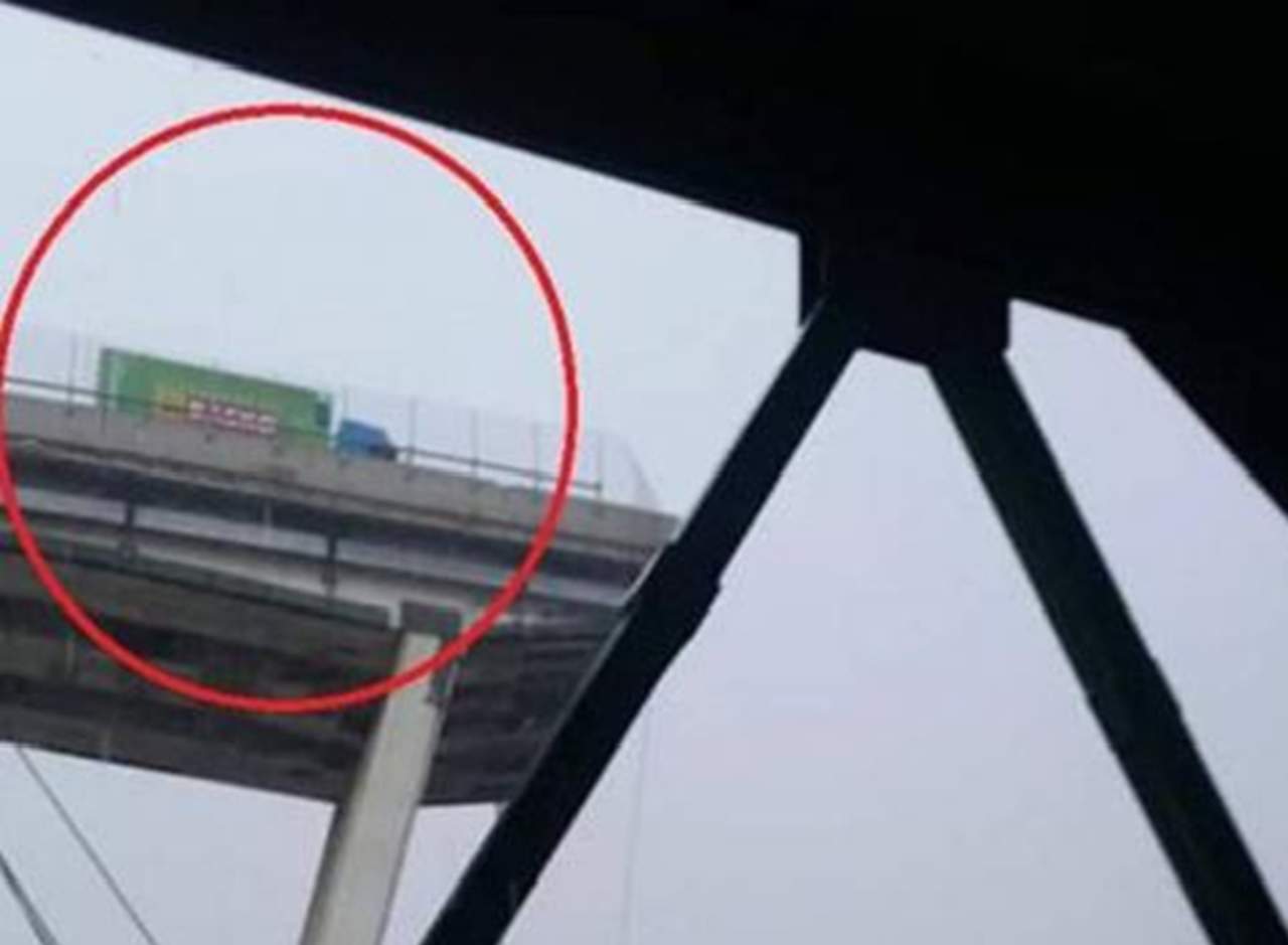 Conductor frenó casi al borde del puente colapsado en Italia