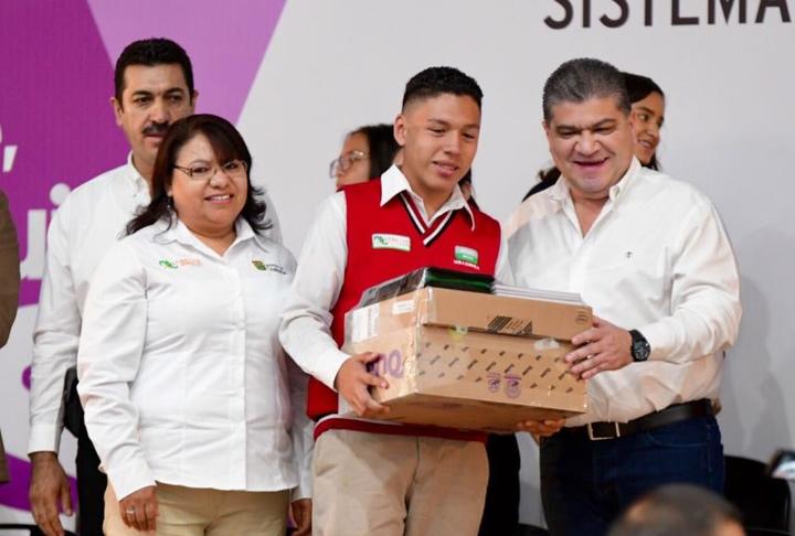 Coahuila entrega libros digitales