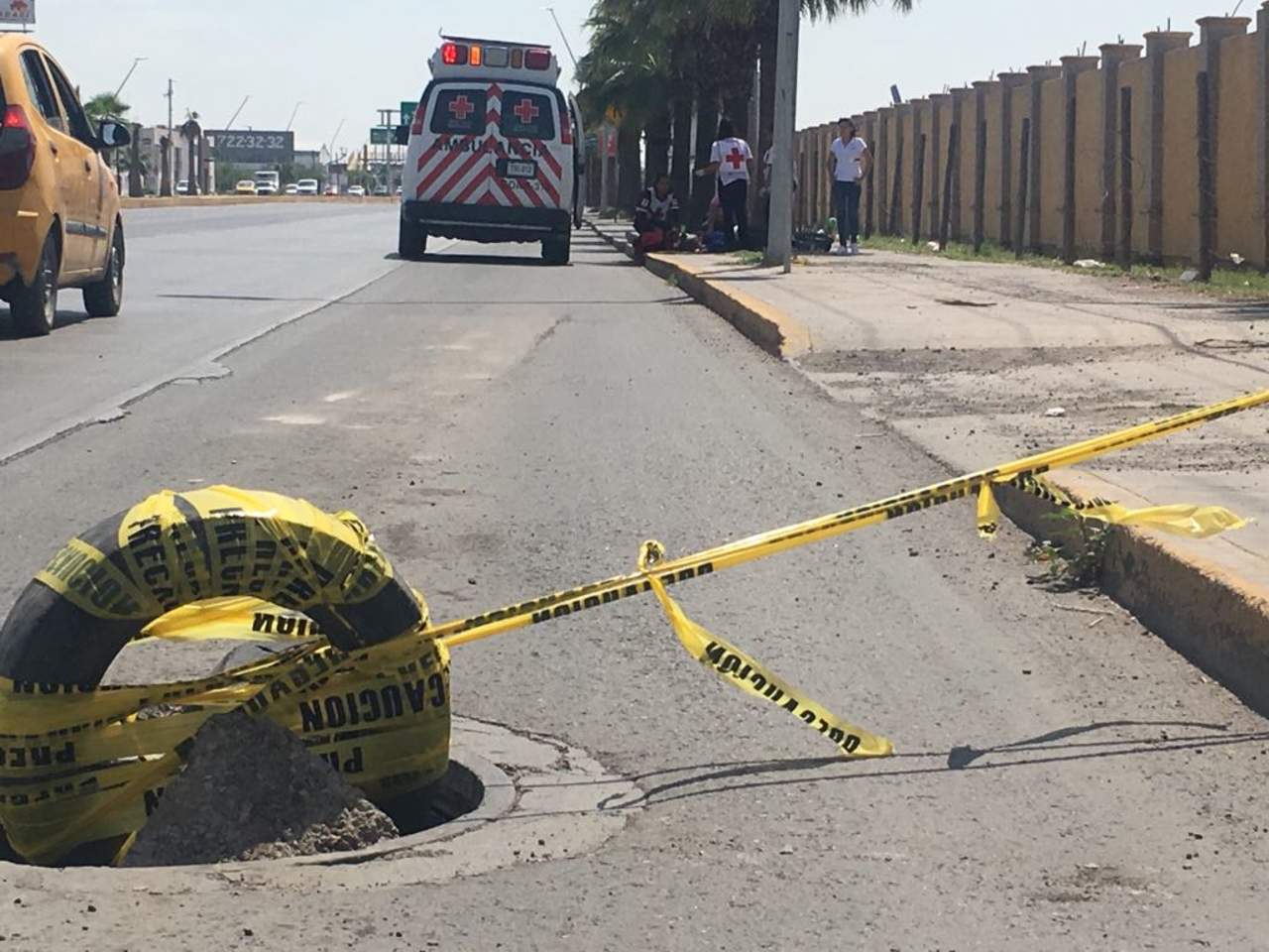 Ciclista cae en alcantarilla sin tapa en Torreón