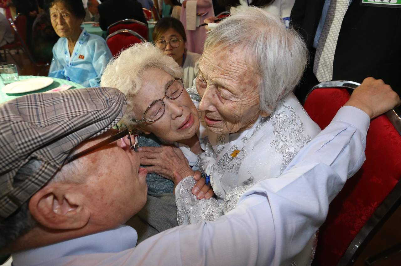 Coreas comienzan reuniones de familias separadas por la guerra