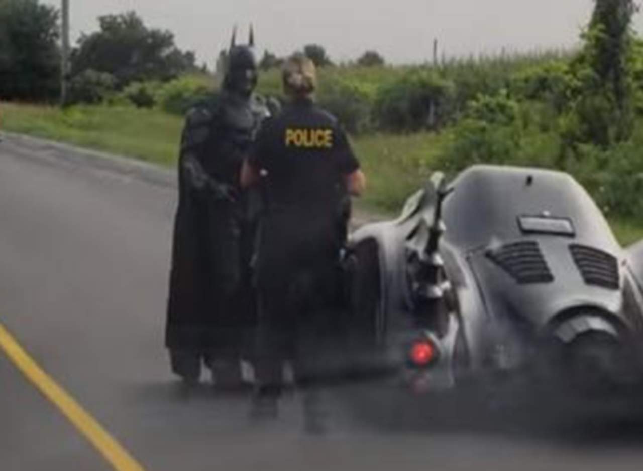 Detienen a Batman por exceder la velocidad con su Batimóvil