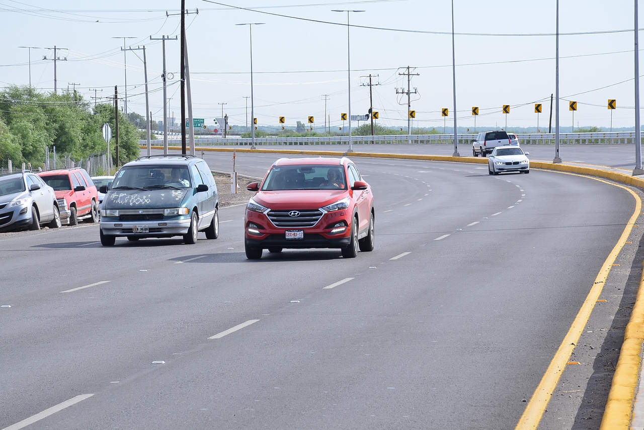 Cae inversión carretera en Coahuila