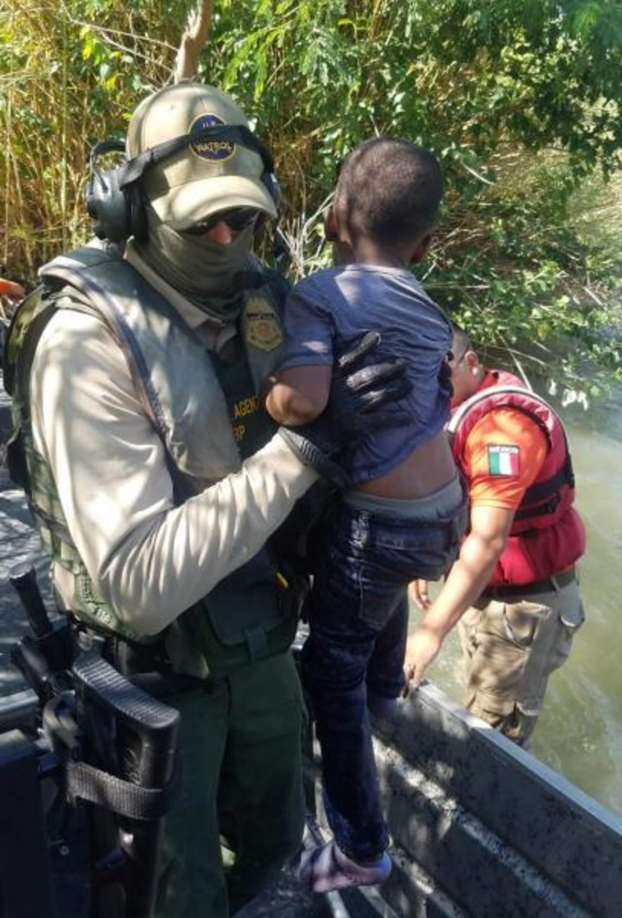 Rescatan a varias familias de indocumentados de las aguas del río Bravo