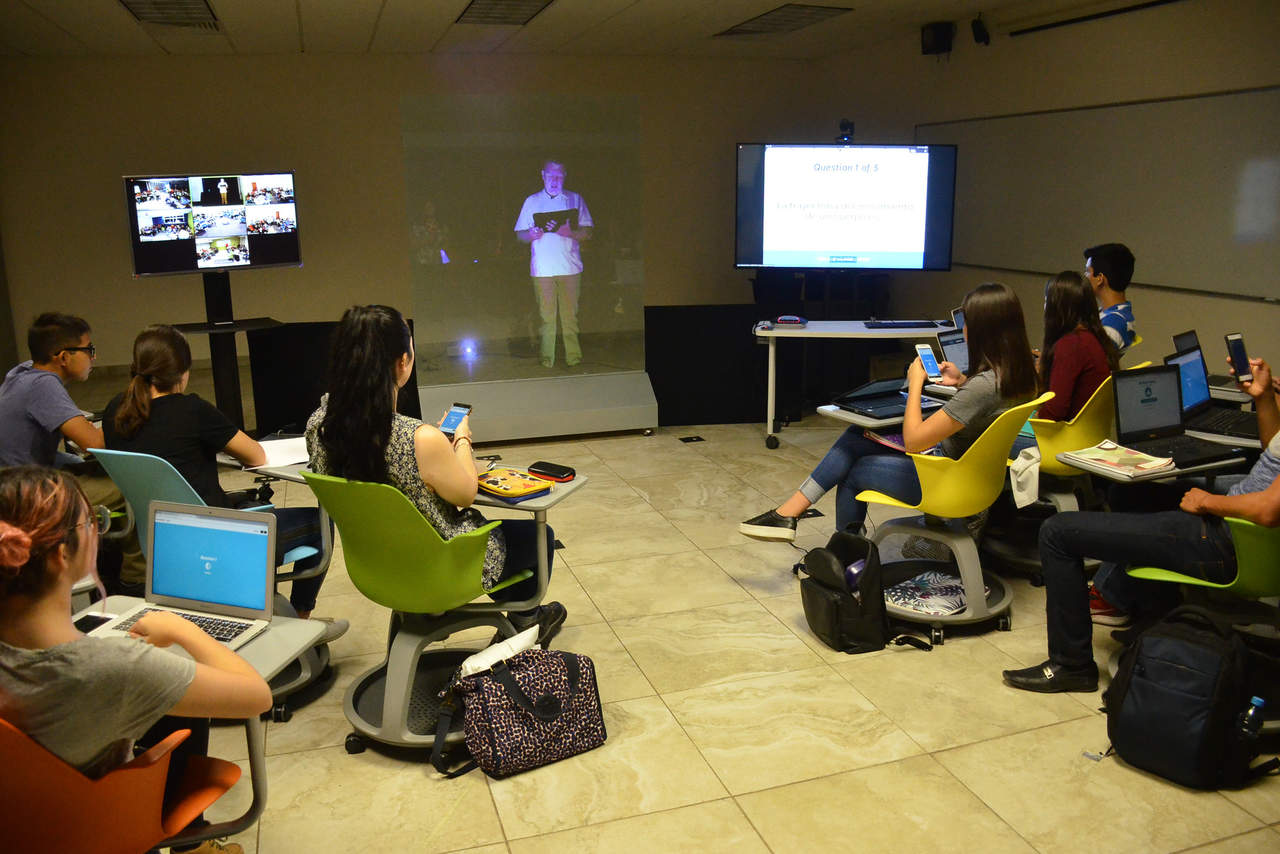 Imparten clase usando un holograma de profesor en La Laguna