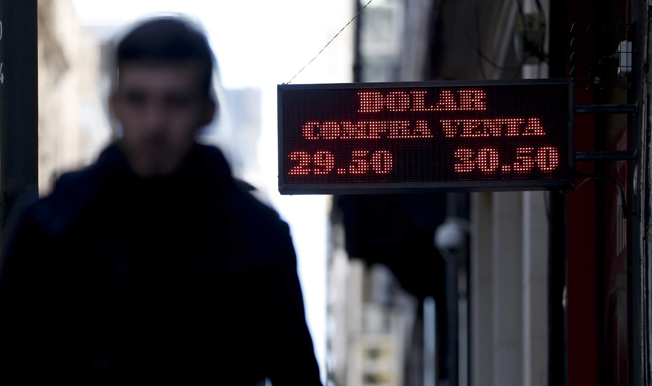Pese adelanto de préstamo, peso argentino cae ante el dólar