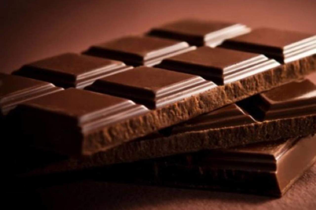 Consumir 3 barras de chocolate al mes ayuda a la salud