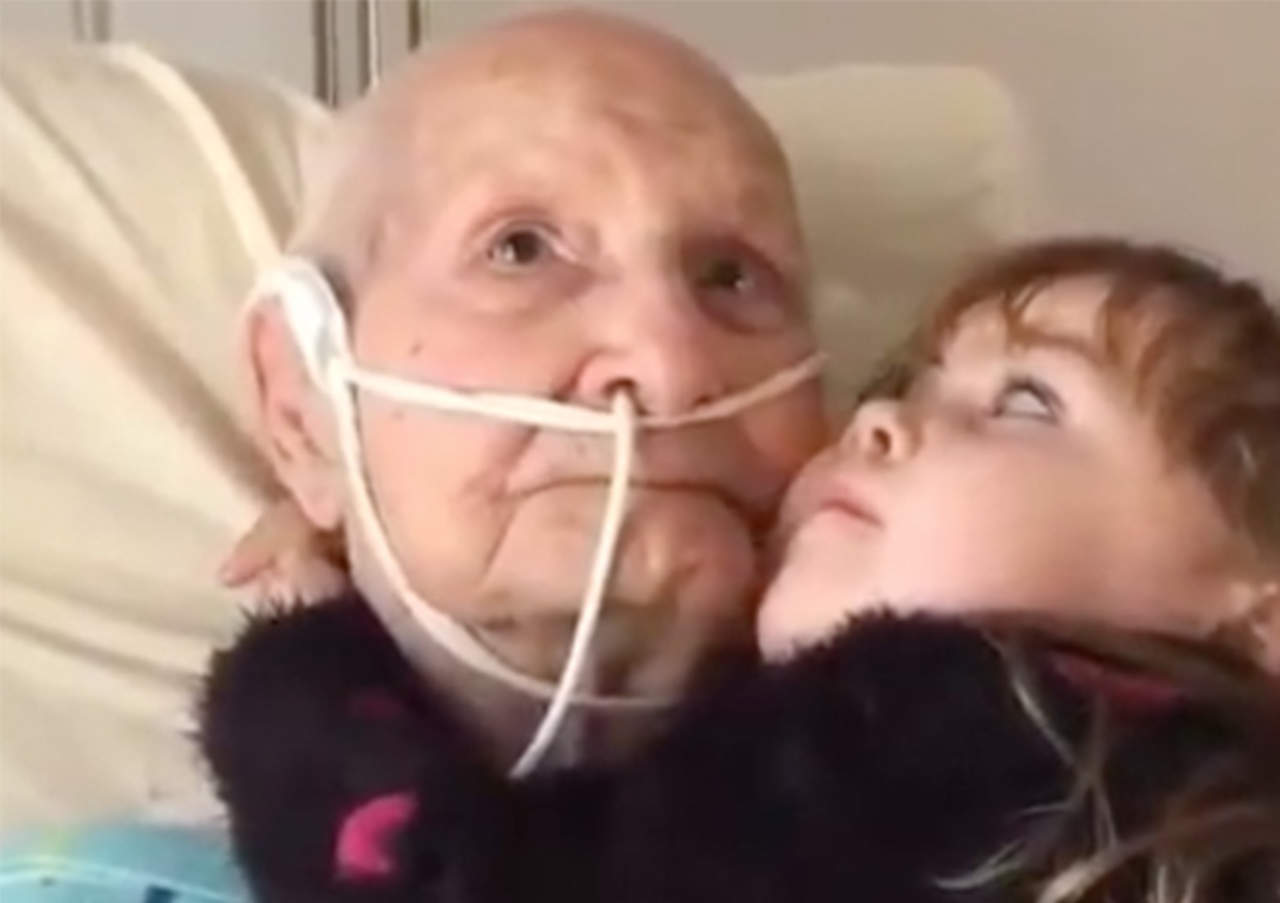 VIRAL: El emotivo abrazo de una pequeña a su abuelito
