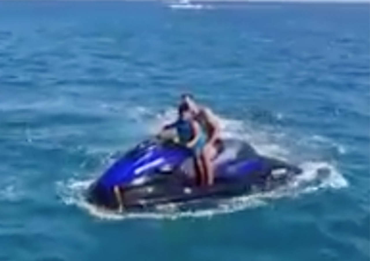 VIDEO: Moto acuática explota con dos personas a bordo