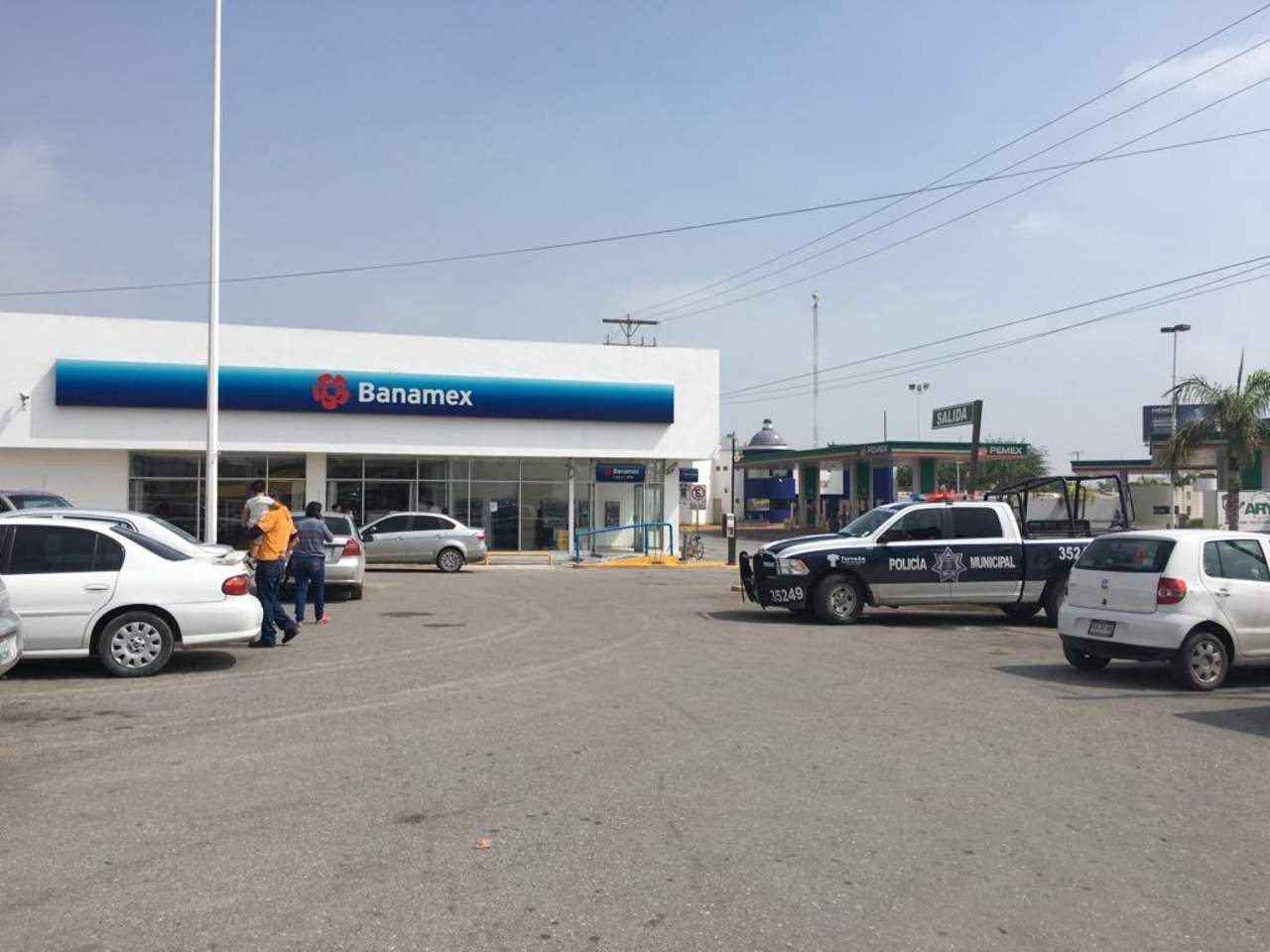 Hombres armados asaltan banco en Torreón