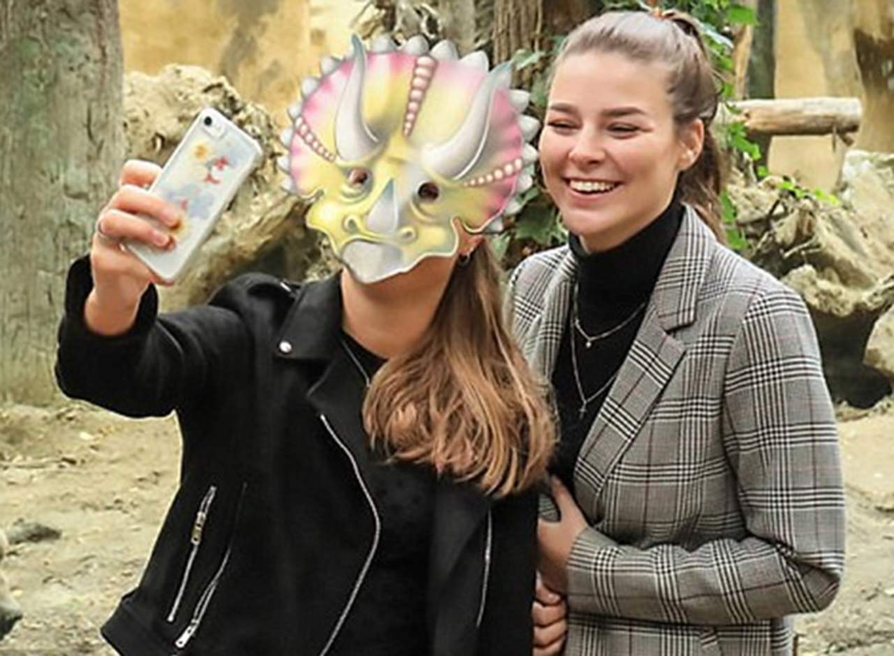 Zoológico ofrece máscaras para no salir en las selfies de otros