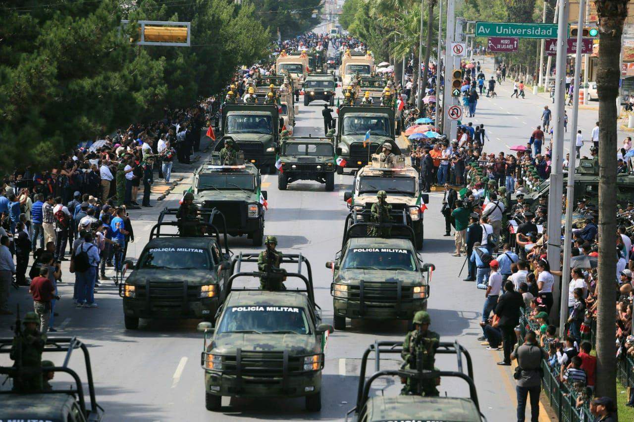 Participan más de ocho mil en desfile cívico militar en Saltillo
