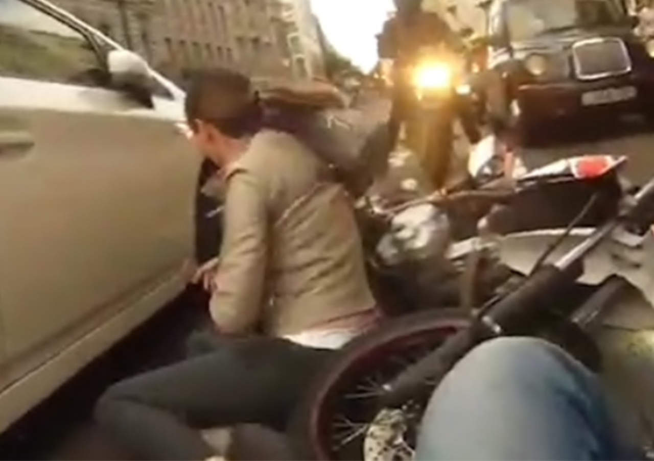 Motociclista graba el momento en el que arrolla a una mujer