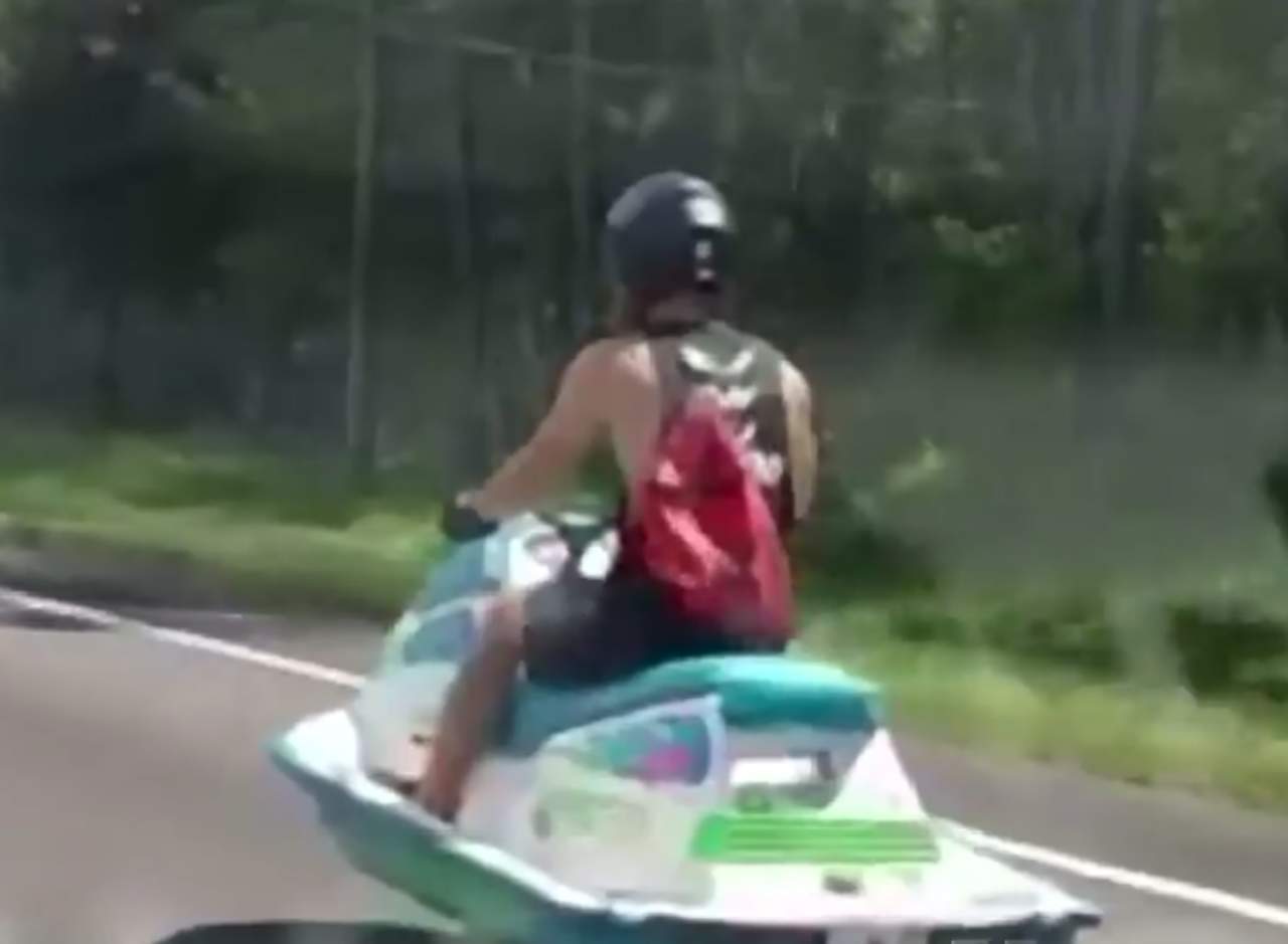Se hace viral por conducir moto de agua en la carretera