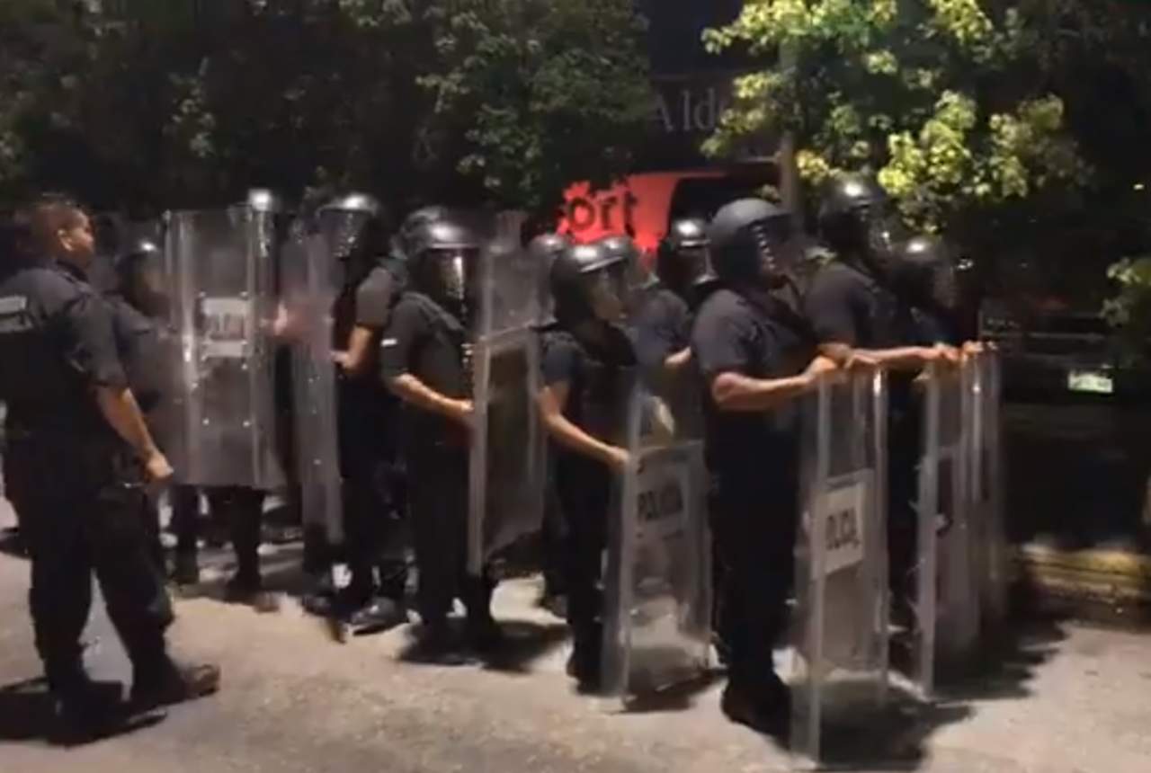 Agentes estatales desalojan a maestros de Palacio Legislativo