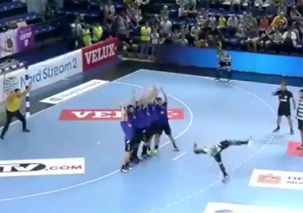 El impresionante gol durante un partido de handball