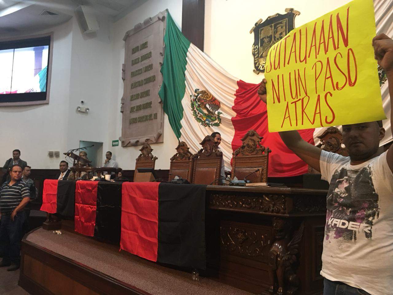 Condenan en Torreón desalojo de maestros del Palacio Legislativo