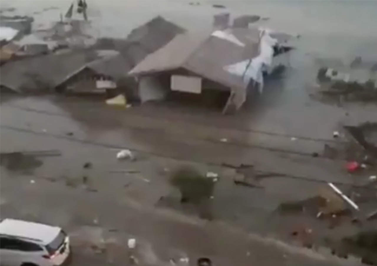 VIDEO: Así fue el tsunami que impactó Indonesia