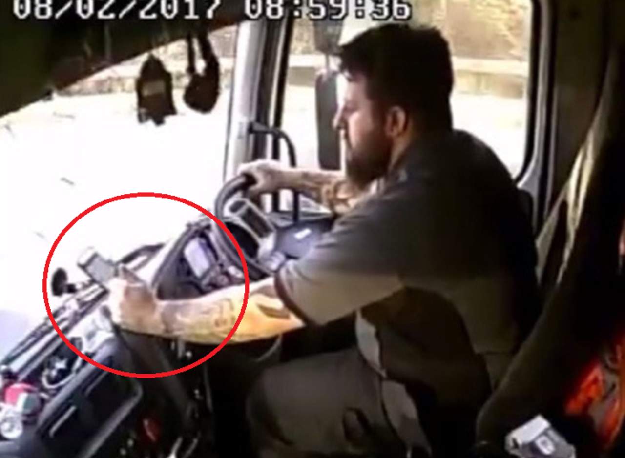 Camionero provoca accidente por ir viendo su celular
