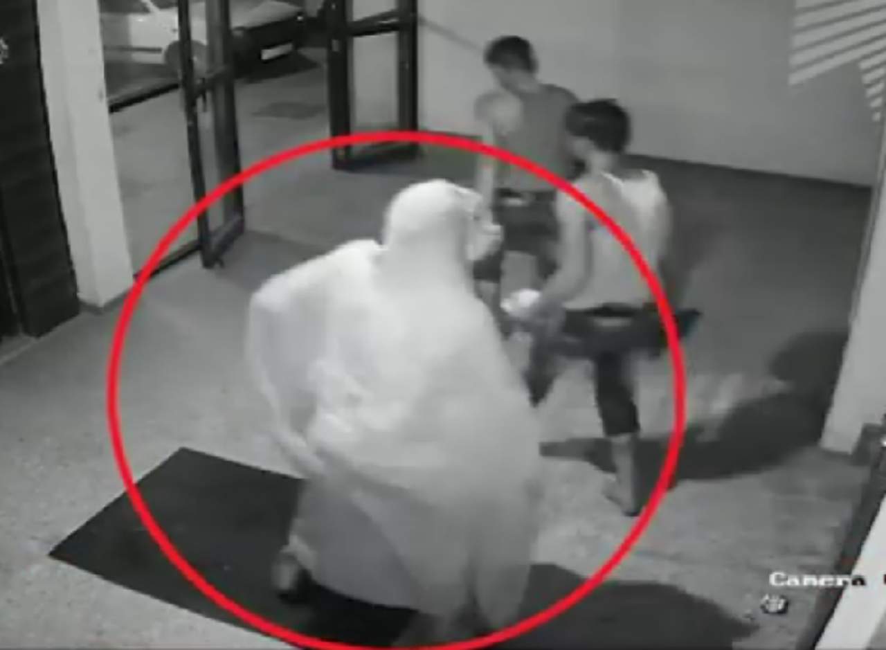 Delincuente baila frente a la cámara tras realizar robo