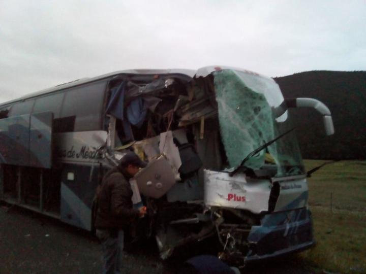 Chocan autobús de pasajeros y pipa en carretera Derramadero