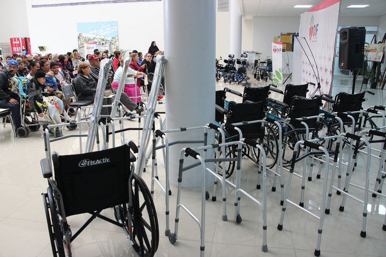 Entrega DIF Torreón 110 sillas de ruedas