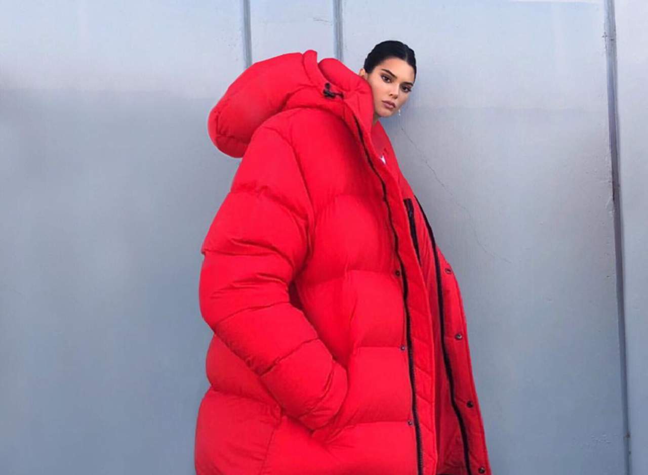 Abrigo extra grande de Kendall Jenner desata bromas y memes