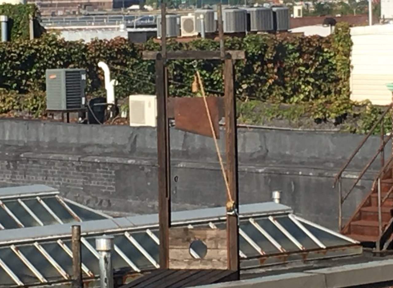 Un misterio la guillotina en una azotea de NY
