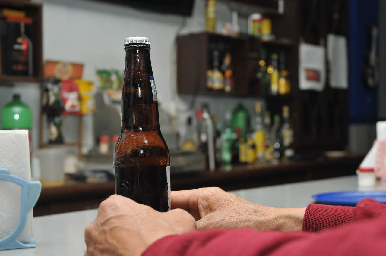 Alcohol afecta memoria durante horas y causa antojos duraderos