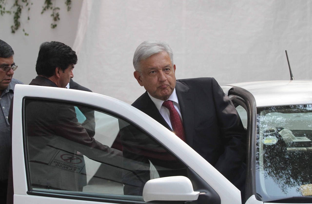 López Obrador recibe a líderes de la CNTE en casa de transición