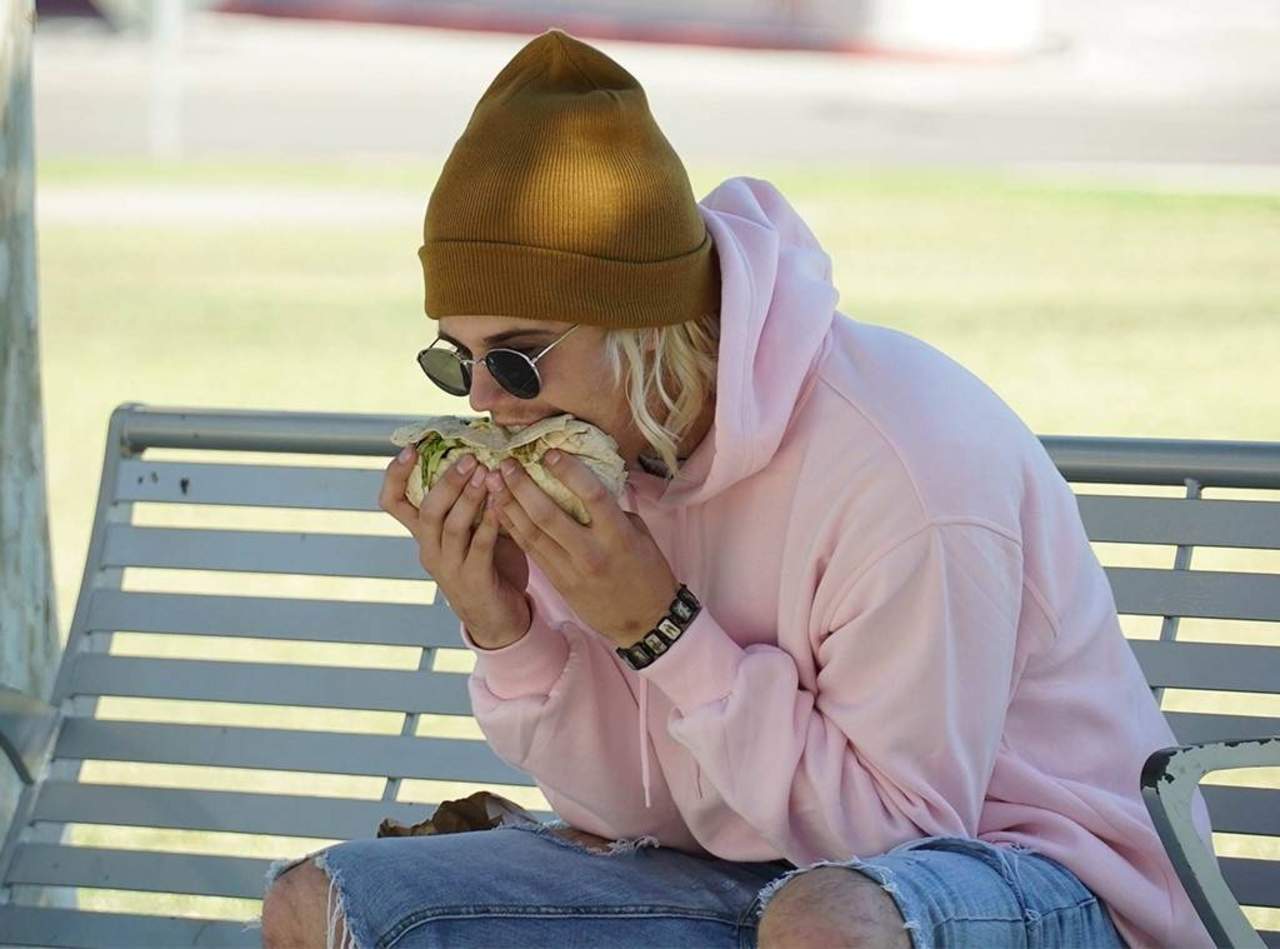 La verdad tras la foto viral de Justin Bieber comiendo un burrito