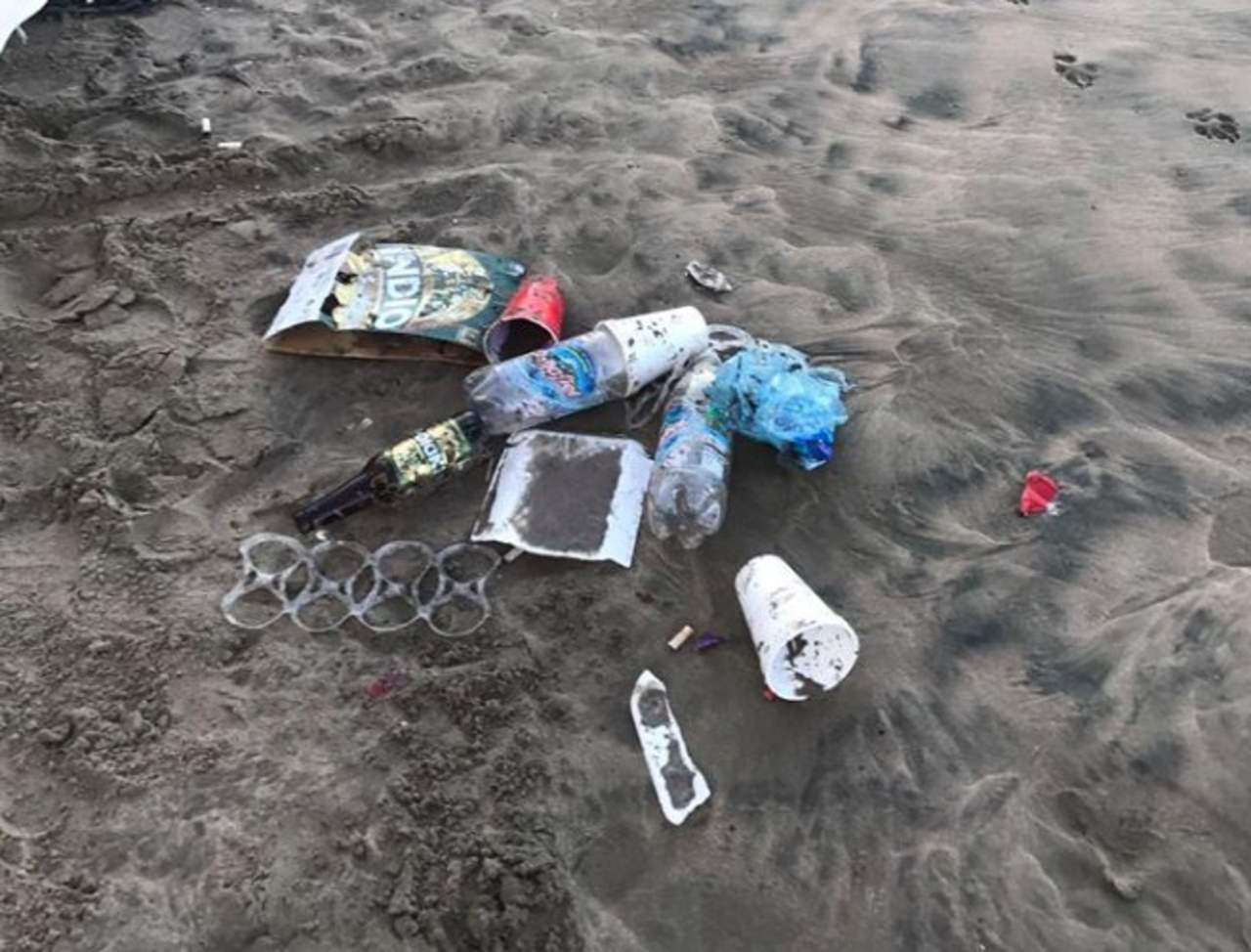 Exhiben basurero en la playa de Mazatlán hecho por supuestos estudiantes