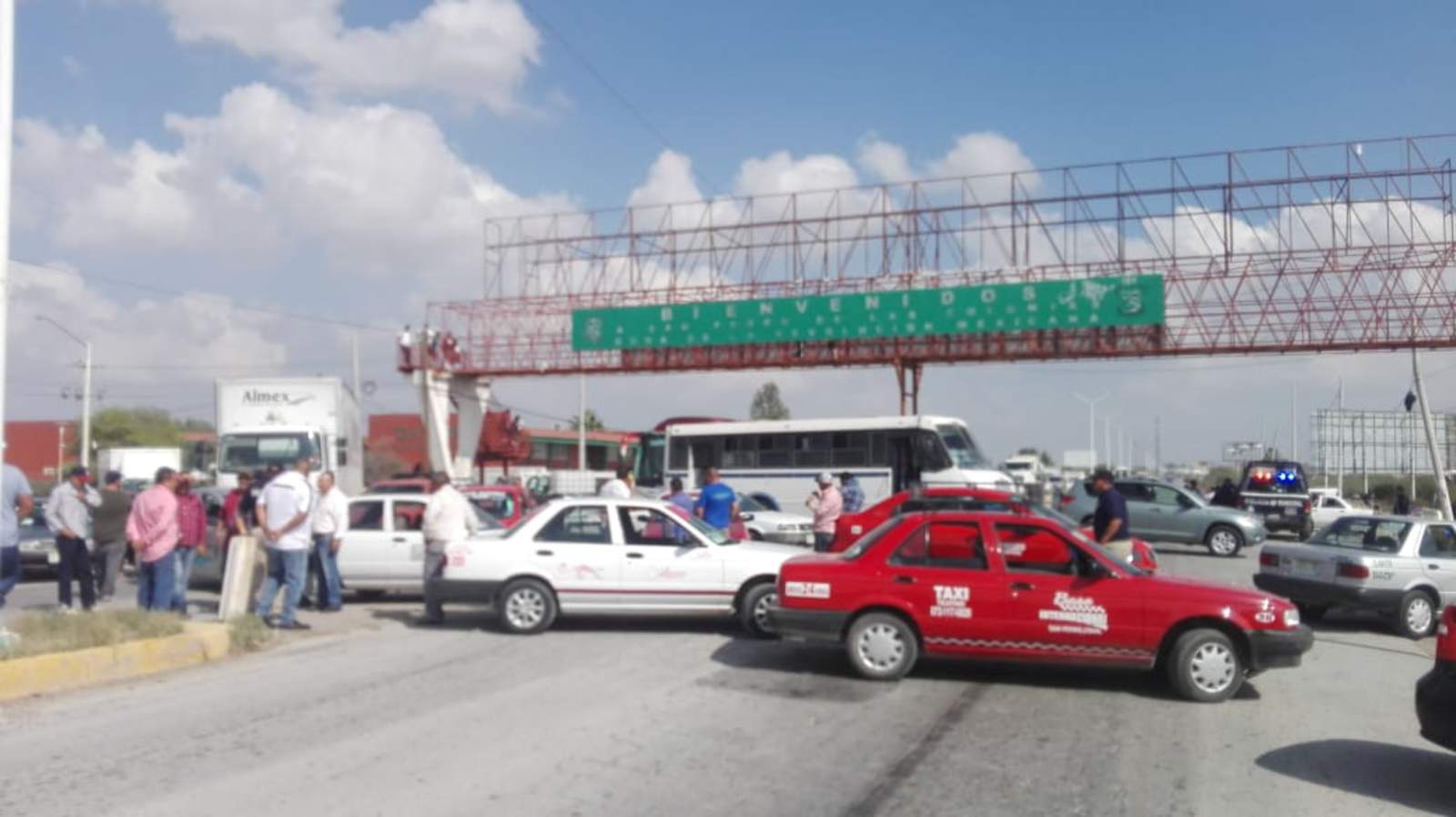 Taxistas bloquean la Torreón-San Pedro por concesiones
