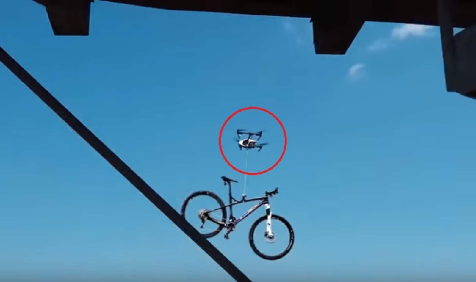 VIRAL: Dron se 'roba' una bicicleta