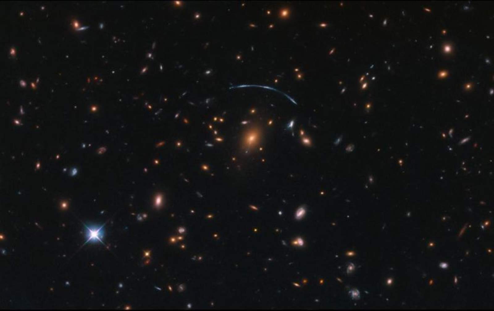 Muestran galaxia con figura de media luna