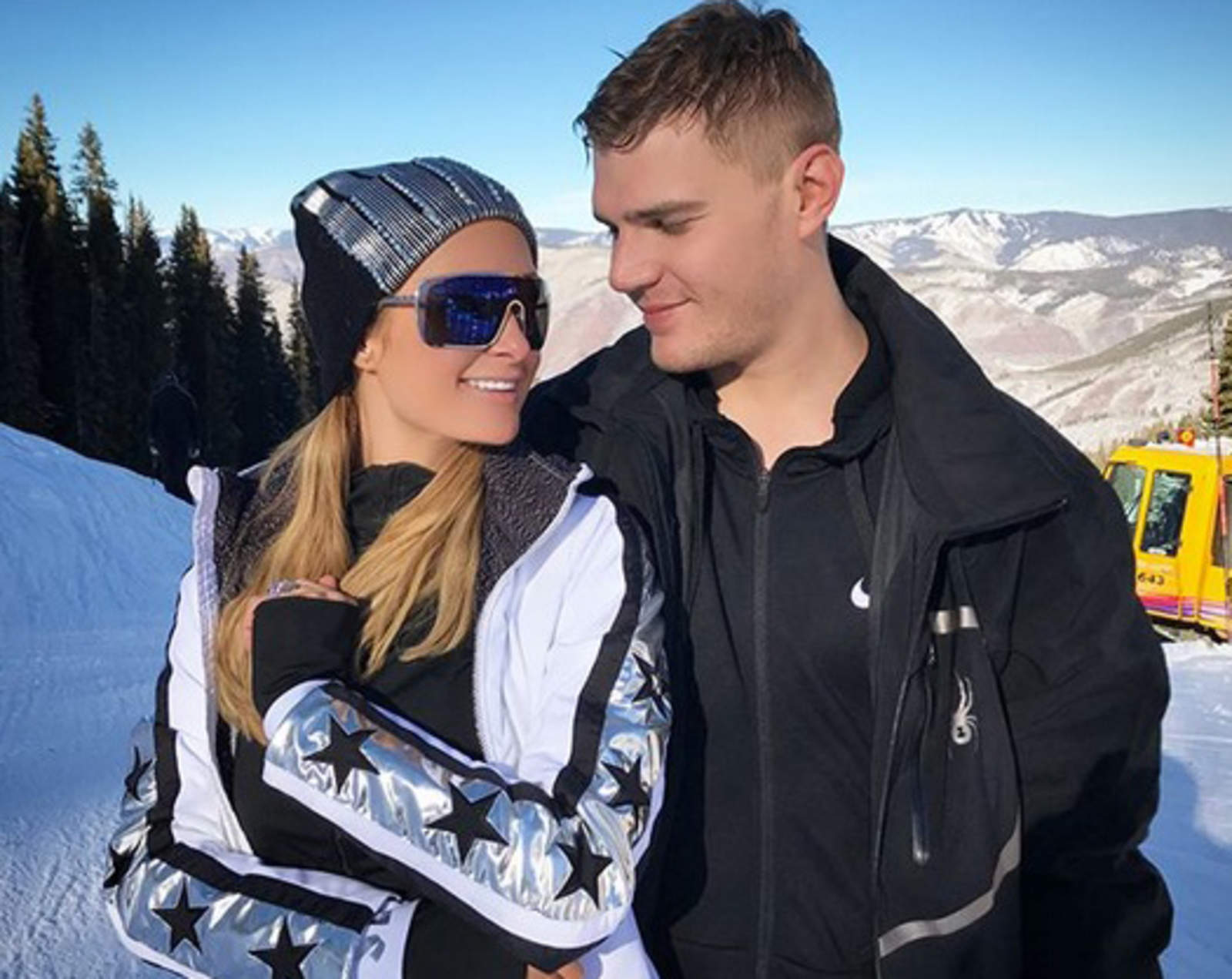 Paris Hilton confirma final de su compromiso con Chris Zylka