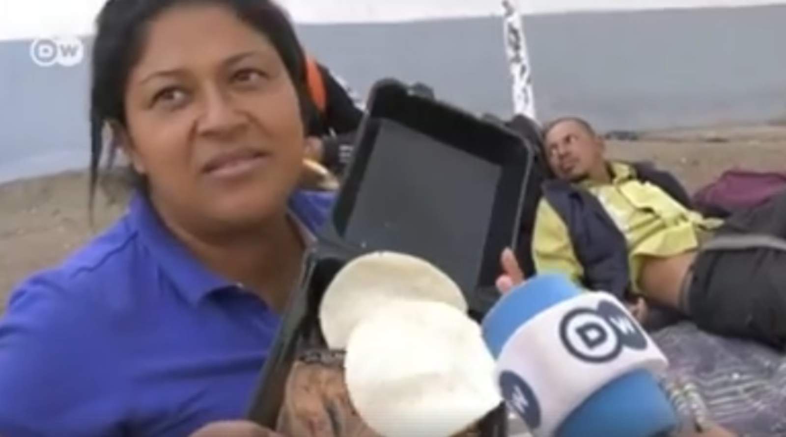 Migrante hondureña se queja de la comida que les dan en México