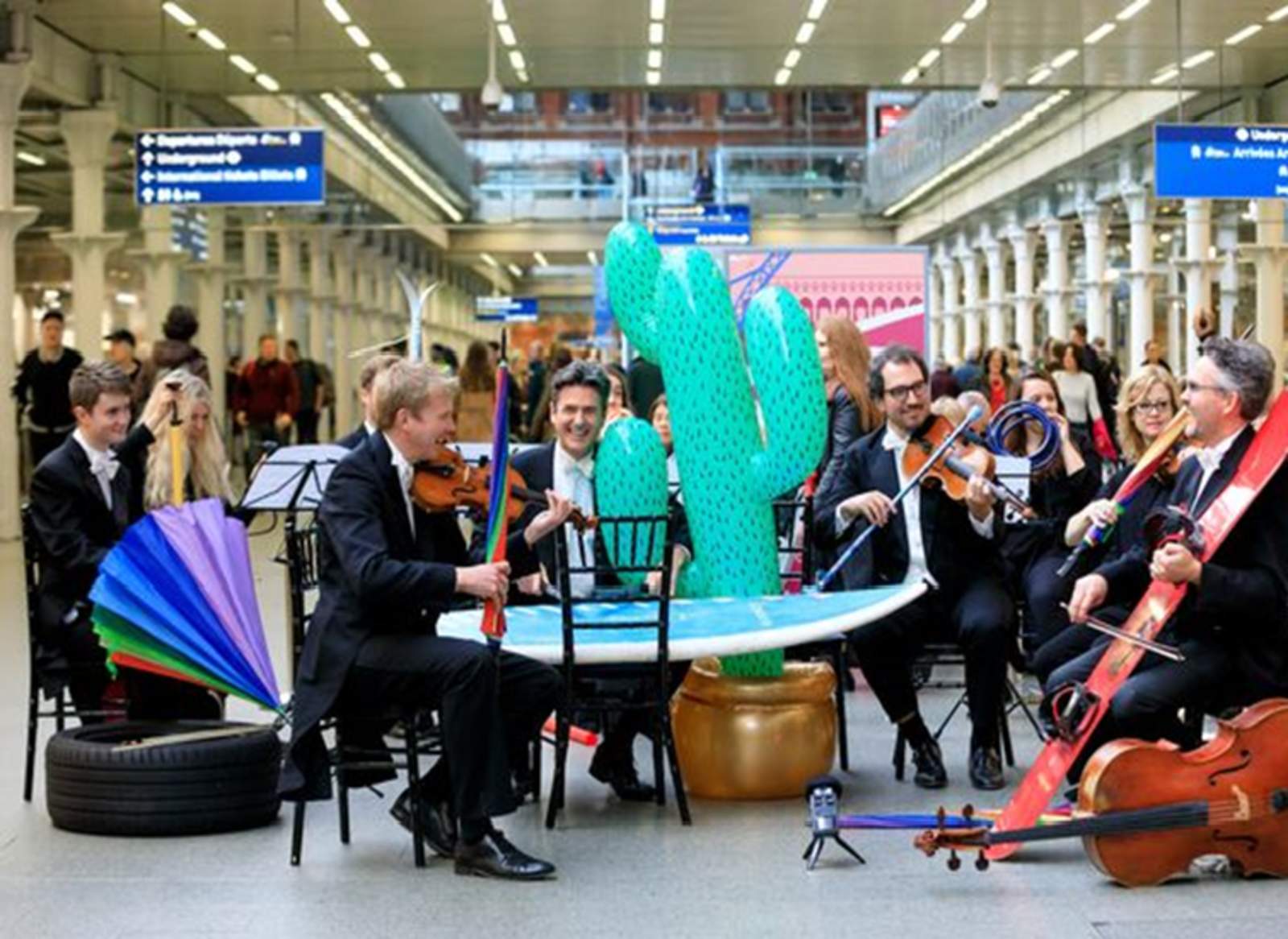 Orquesta ofrece concierto con objetos olvidados en trenes