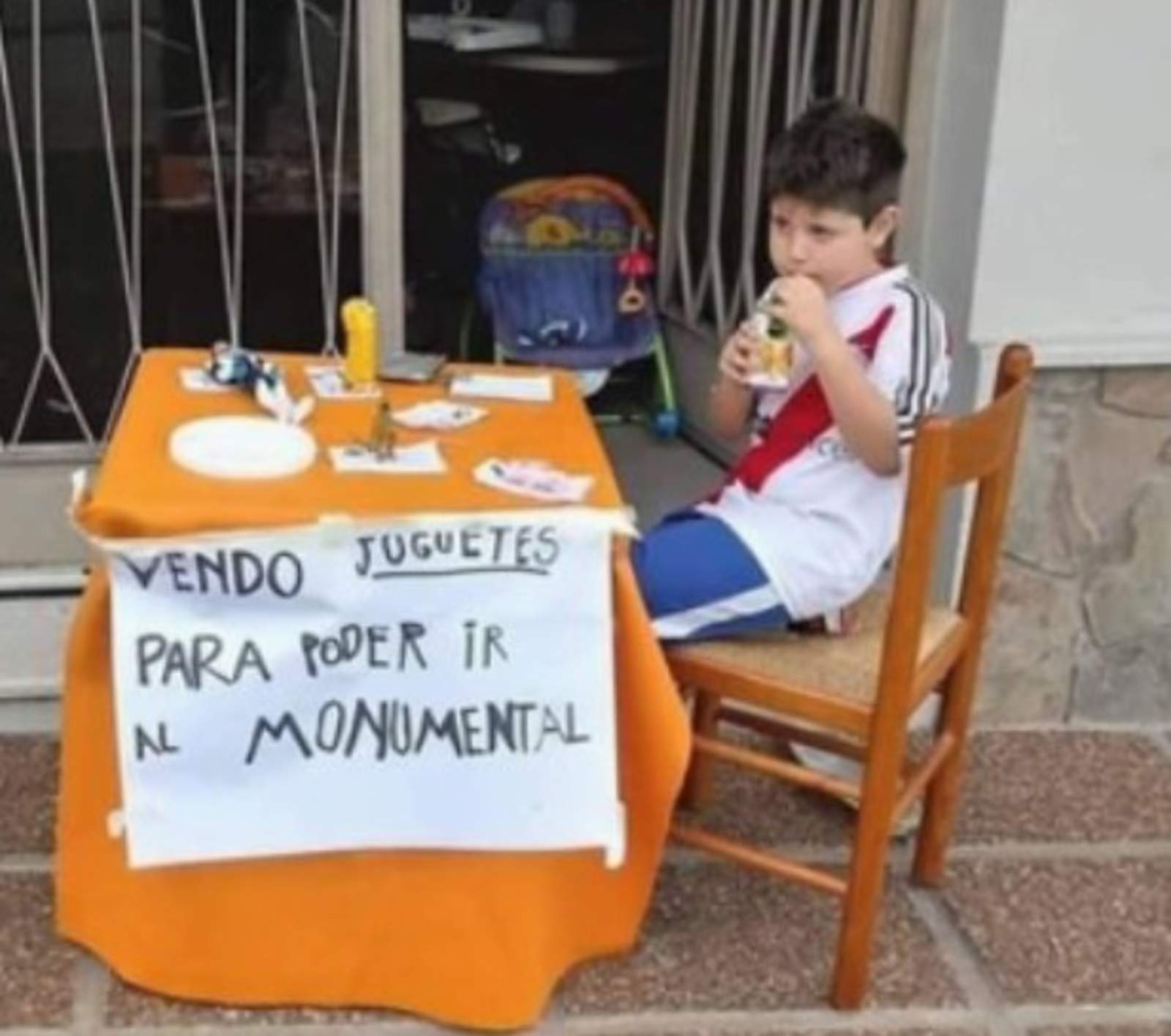 Niño vende sus juguetes para ir a la final de Libertadores
