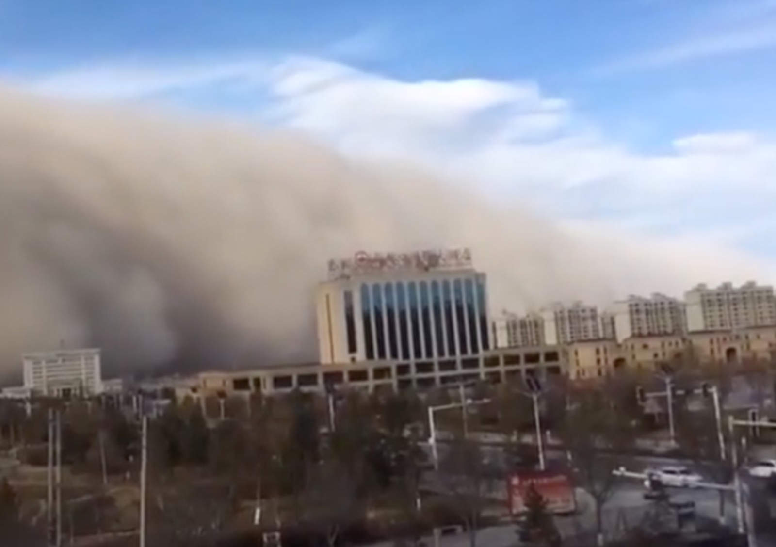 VIDEO: Tormenta de arena se traga a ciudad entera